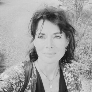 Petra is Yogadocent en ademcoach