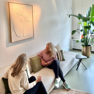 Massagetherapeut Marja de Graaf in gesprek met cliënte tijdens intake voor therapeutische massage in Bussum