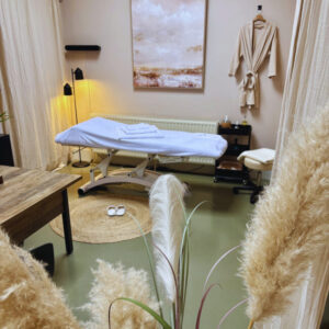 De rustige en warme behandelkamer voor therapeutische massage bij Her Space in Bussum