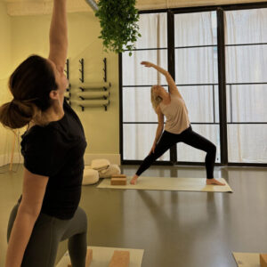 Vrouw in vinyasa flow houding tijdens yogales in Bussum