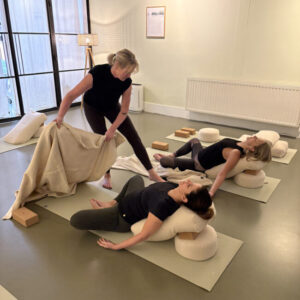 Vrouw in yin yoga houding op mat in yogastudio Bussum