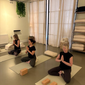 Vrouwen doen yoga in kleine groep in Her Space studio Bussum