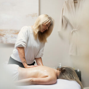 Marja de Graaf Marja de Graaf geeft een holistische rugmassage aan een cliënte bij Her Space in Bussum